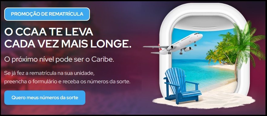 A imagem promocional da campanha Rematrícula Premiada CCAA 2025 apresenta um visual vibrante e inspirador. Em primeiro plano, aparecem estudantes sorrindo, simbolizando o sucesso e a fluência conquistada no CCAA. Ao fundo, destaca-se um cenário paradisíaco do Caribe, com mar azul, coqueiros e um resort de luxo, representando o grande prêmio da promoção. O banner reforça o convite aos alunos para garantirem sua rematrícula e participarem do sorteio de 5 viagens com acompanhante, em uma experiência única que une educação e lazer.