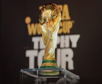 Taça da Copa do Mundo FIFA™ 2026 em exposição no Brasil durante o Tour da Taça Coca-Cola com promoção de ingressos gratuitos