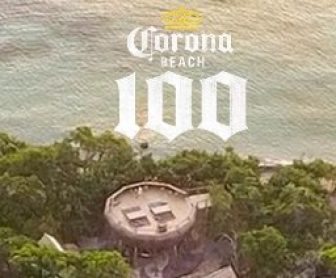Imagem promocional da campanha “Corona 100 Anos, 100 Praias”, com cenário de praia paradisíaca ao fundo, uma garrafa de cerveja Corona em destaque, acompanhada do texto 