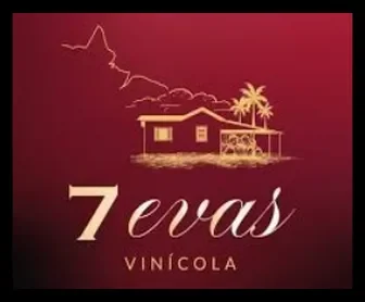 Logo da Vinícola 7 Evas sobre fundo vinho, com ilustração de casa e coqueiros.