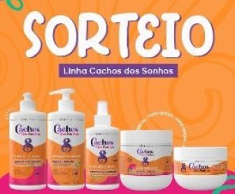 Imagem promocional de sorteio da Vita Seiva apresentando o kit completo da linha Cachos. A arte destaca os produtos com embalagens coloridas, atraentes e foco no cuidado com cabelos cacheados, acompanhada do texto explicativo sobre as regras para participar.