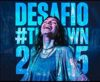 Imagem promocional do concurso #TheTown2025 no TikTok, destacando a chance de ganhar ingressos gratuitos para o festival The Town 2025 ao postar um vídeo criativo com a hashtag da campanha.