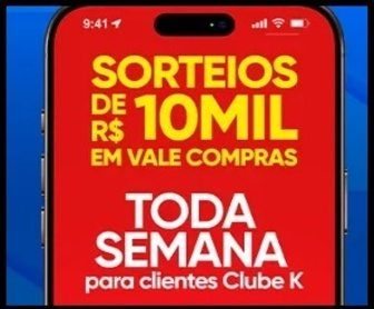 Cliente feliz segurando cupom de compras nas lojas Komprão e SuperKoch, destacando a promoção Clube K Derruba Preço com prêmio de R$ 10 mil em vale-compras.