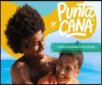 Texto alternativo: Casal sorridente embarcando em avião com destino paradisíaco de Punta Cana, malas ao lado e logo da promoção 