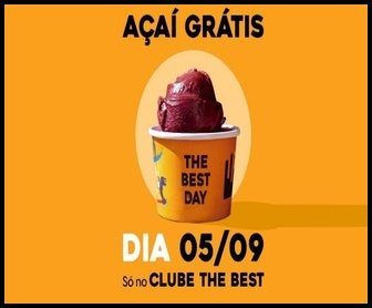 Mãos segurando um punhado de açaí fresco em cesto, destacando a promoção gratuita do Clube The Best no Dia do Açaí 2025.