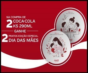 Imagem promocional da campanha Coca-Cola KS Especial Dia das Mães, com destaque para dois pratos decorativos colecionáveis ao lado de duas garrafas de Coca-Cola KS 290ml. A imagem informa que na compra de duas unidades da bebida, o consumidor ganha dois pratos exclusivos. Campanha válida até 11 de maio de 2025, em Porto Alegre.
