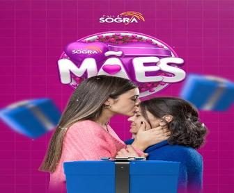 Imagem promocional da campanha “Mês das Mães Casa da Sogra”, mostrando uma jovem beijando a testa de sua mãe emocionada, com fundo rosa, presentes azuis flutuando e o logotipo da Casa da Sogra ao topo.