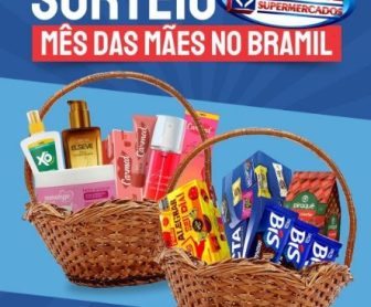 Imagem promocional do sorteio Mês das Mães 2025 do Bramil Supermercados, exibindo duas cestas com produtos variados como chocolates, cosméticos e itens de higiene pessoal. A imagem contém orientações resumidas sobre como participar do sorteio pelo Instagram.