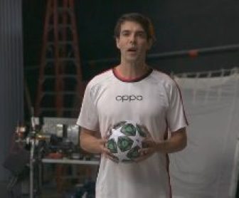 Promoção da OPPO Brasil com Kaká, divulgando o desafio de vídeo para ganhar uma viagem com tudo pago para a Alemanha; imagem com o jogador Kaká em destaque, logo da OPPO e detalhes da campanha.