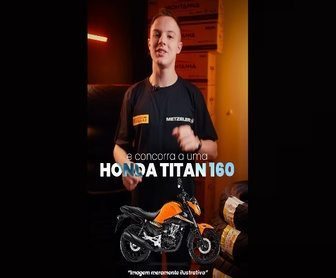 Moto Honda CG Titan 160 0 km da promoção Montanna e Pirelli “Acelere Sua Sorte” com pneus Pirelli ao fundo.