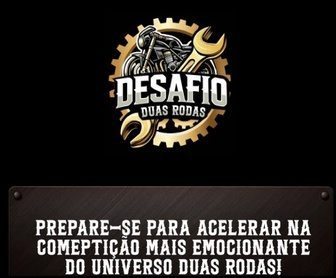 mecânico ajustando uma motocicleta com prêmios do concurso
