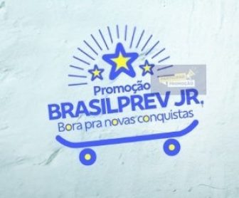 Imagem promocional da campanha Brasilprev Júnior, destacando prêmios e oportunidades de investimento em previdência privada para crianças e adolescentes.