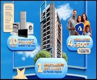 Cliente feliz segurando cupons com o logo da promoção Trimais 10 Anos ao fundo, destacando a chance de ganhar um apartamento, eletrodomésticos e vale-compras em São Paulo.