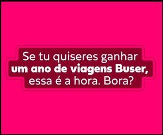 Pessoa sorridente segurando uma mala em uma rodoviária com ônibus da Buser ao fundo, representando a campanha promocional “Não Viaja Sozinho” que oferece um ano de viagens grátis.