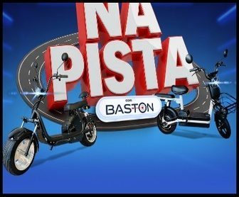 Scooter elétrica preta com detalhes modernos sobre fundo azul, representando a promoção Baston 2025 Na Pista no Max Atacadista.