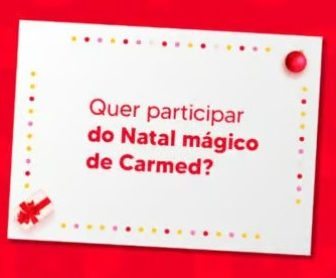 Imagem do Concurso Estrela de Natal Carmed, mostrando um participante desenhando sua estrela de Natal inspirada em um produto Carmed, com prêmios como iPhone, iPad e Nintendo Switch destacados ao fundo.