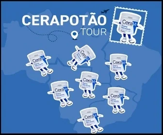 Pessoa sorridente ao lado do mascote CeraPotão da CeraVe em uma farmácia, segurando o pote de loção hidratante de 340ml, com elementos visuais da promoção ao fundo.