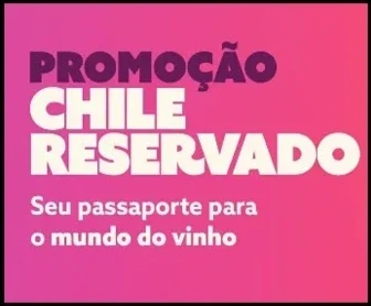 Taça de vinho tinto ao lado de uma garrafa Concha y Toro com cenário de vinhedos chilenos ao fundo e banner da Promoção Chile Reservado 2025 destacando prêmios de viagem para Santiago e cartões de R$1.000.