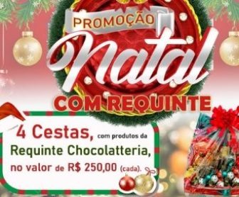 Imagem promocional da Promoção Emoção FM Natal com Requinte, mostrando as 4 cestas recheadas com produtos da Requinte Chocolateria, como chocotone trufado, papai Noel trufado, alfajor e bombons, disponíveis para os ganhadores.