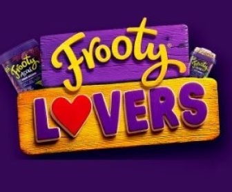 Imagem promocional da campanha Frooty Lovers 2025. Apresenta os prêmios, incluindo um freezer vertical personalizado recheado com produtos Frooty, kit exclusivo com cooler, caixa de som JBL e copo térmico, além de um voucher de viagem CVC. A imagem reforça o slogan da promoção e destaca os passos para participar.