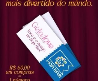 Imagem promocional da campanha Gela Love Gela Boca, destacando um casal feliz e apaixonado segurando ingressos para o parque Hopi Hari, com elementos visuais de sorvetes, corações e o logo da Gela Boca. Texto sobre a chance de ganhar uma viagem com tudo pago.