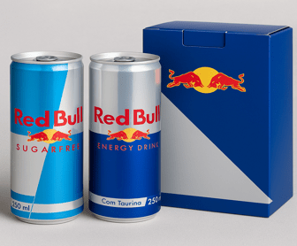 Duas latas de Red Bull, uma na versão Sem Açúcar e outra na versão Tradicional, ao lado de uma embalagem personalizada da marca.
