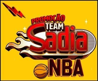 Imagem promocional colorida da campanha “Team Sadia NBA 2025”, mostrando produtos Sadia participantes como nuggets, salamitos e salsichas ao lado de brindes oficiais da NBA (chinelo, camiseta, bola de basquete, jersey), com destaque para o grande prêmio: uma viagem para Los Angeles para assistir a um jogo da NBA ao vivo.