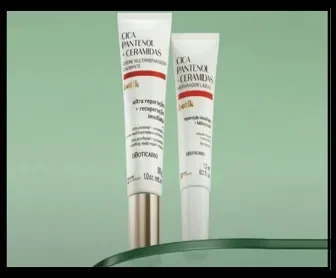 Miniatura dos produtos Botik CICA Pantenol + Ceramidas do O Boticário com fundo verde e embalagens em destaque.
