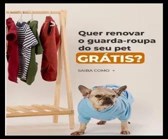 Cachorro usando roupa azul na frente de cabideiro com roupas coloridas, anúncio da promoção Cobasi para ganhar roupas grátis para pets.