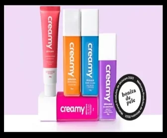 Kit de produtos Creamy Skincare com embalagens coloridas premiadas, campanha para testadores oficiais 2025.