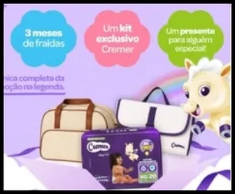 Kit promocional da Cremer com fraldas, bolsas maternidade e mascote da marca com elementos coloridos ao fundo.