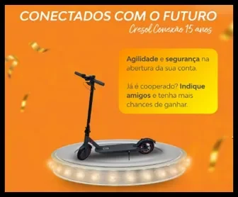 Patinete elétrico sobre plataforma iluminada com destaque para promoção Cresol Conexão 15 anos