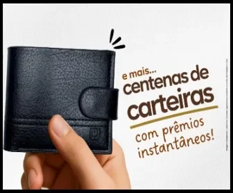 Pessoa segurando carteira preta da promoção do Mauá Plaza Shopping com mensagem sobre prêmios instantâneos de Dia dos Pais 2025