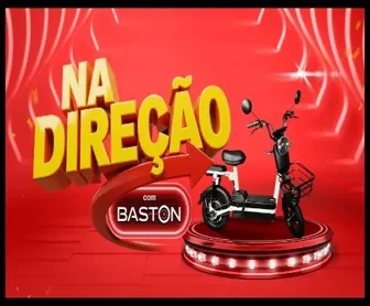 Arte oficial da promoção Na Direção com Baston exibindo uma scooter elétrica sobre fundo vermelho com detalhes em luzes.
