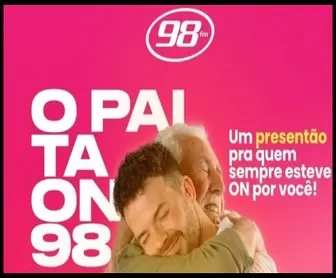 Promoção O Pai Tá ON 98FM Curitiba – imagem de pai e filho abraçados celebrando o Dia dos Pais
