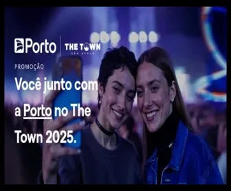 Dois jovens felizes tiram uma selfie durante o festival The Town 2025, promovido pela Porto.
