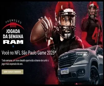 Jogadores de futebol americano e picape RAM promocional da campanha Jogada da Semana RAM para o NFL São Paulo Game 2025