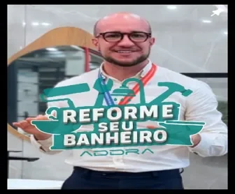 Homem sorrindo em frente a um banheiro moderno com o logo da promoção "Reforme Seu Banheiro Addra" sobreposto.