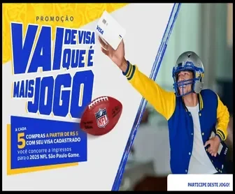 Homem usando capacete de futebol americano, segurando cartão Visa com a frase “Vai de Visa que é Mais Jogo” e bola da NFL ao lado.